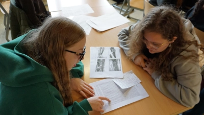 Professorin Dr. Erika Rosenberg hatte Kopien der Originalunterlagen von Oskar Schindler mitgebracht, die die Schüler in Arbeitsgruppen bearbeiteten.  (Bild: Mittelschule Mitterteich/exb)