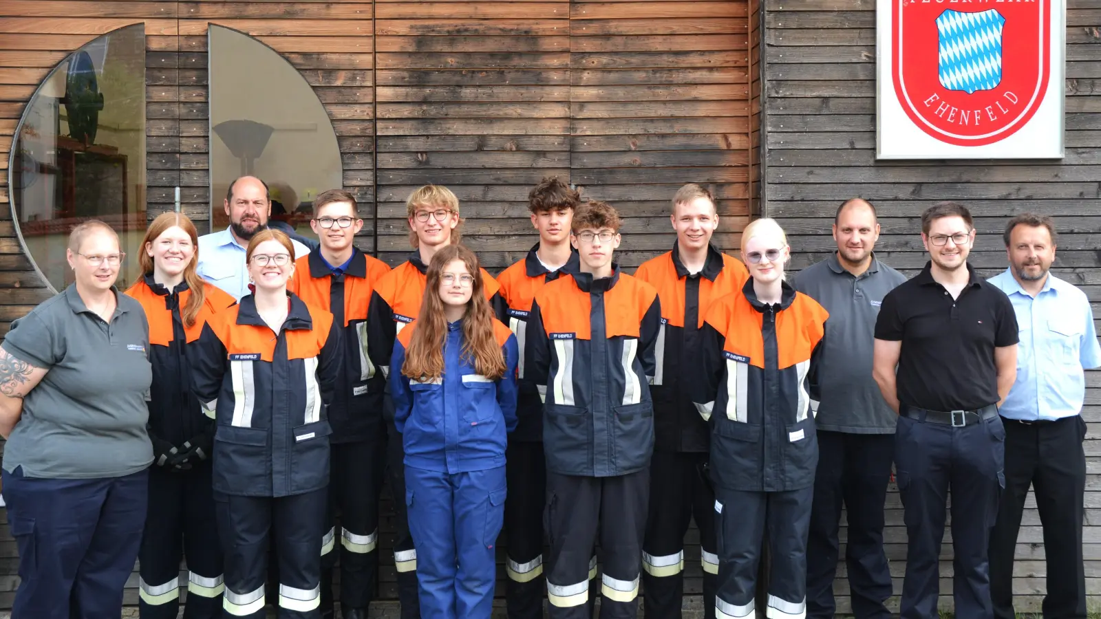 Gut gelaunt nach der anspruchsvollen Prüfung. Von rechts, Kommandant Christian Lenk, stellv. Kreisjugendwart Niklas Obermeier, Kreisjugendwart KBM Sven Schmidt, Annika Lingl, Jonas Lichtblau, Jakob Schlosser, Theo Kummer, Hannah Schlosser, Cornelius Lohner, Philipp Lichtblau, Marlene Siegler, Jugendwart Klaus Schlosser, Jasmina Siegler und stellv. Kreisjugendwartin Sabine Herbst. (Bild: Fritz Dietl)