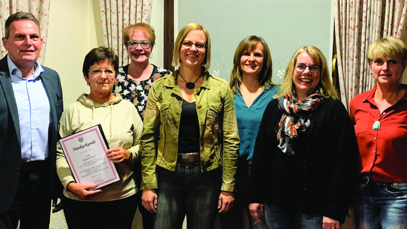 Bürgermeister Norbert Eckl (von links) überreicht Elfriede Kraus eine Dankurkunde. Mit im Bild Schriftführerin Andrea Wohlfarth, die neue Vorsitzende Cornelia Schuhbauer, die Kassiererinnen Anita Saller und Ulrike Baier sowie zweite Schriftführerin Michaela Baier (von links).  (Bild: Torturi Teunz/exb)