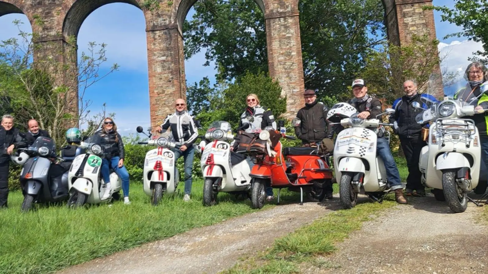 Die Schwarzenbacher vom „Rio Nero Vespa-Club” waren mit ihren Rollern zu den Vespa World Days 2024 nach Italien gereist. (Bild: Gruppo Vespa Rio Nero/exb)