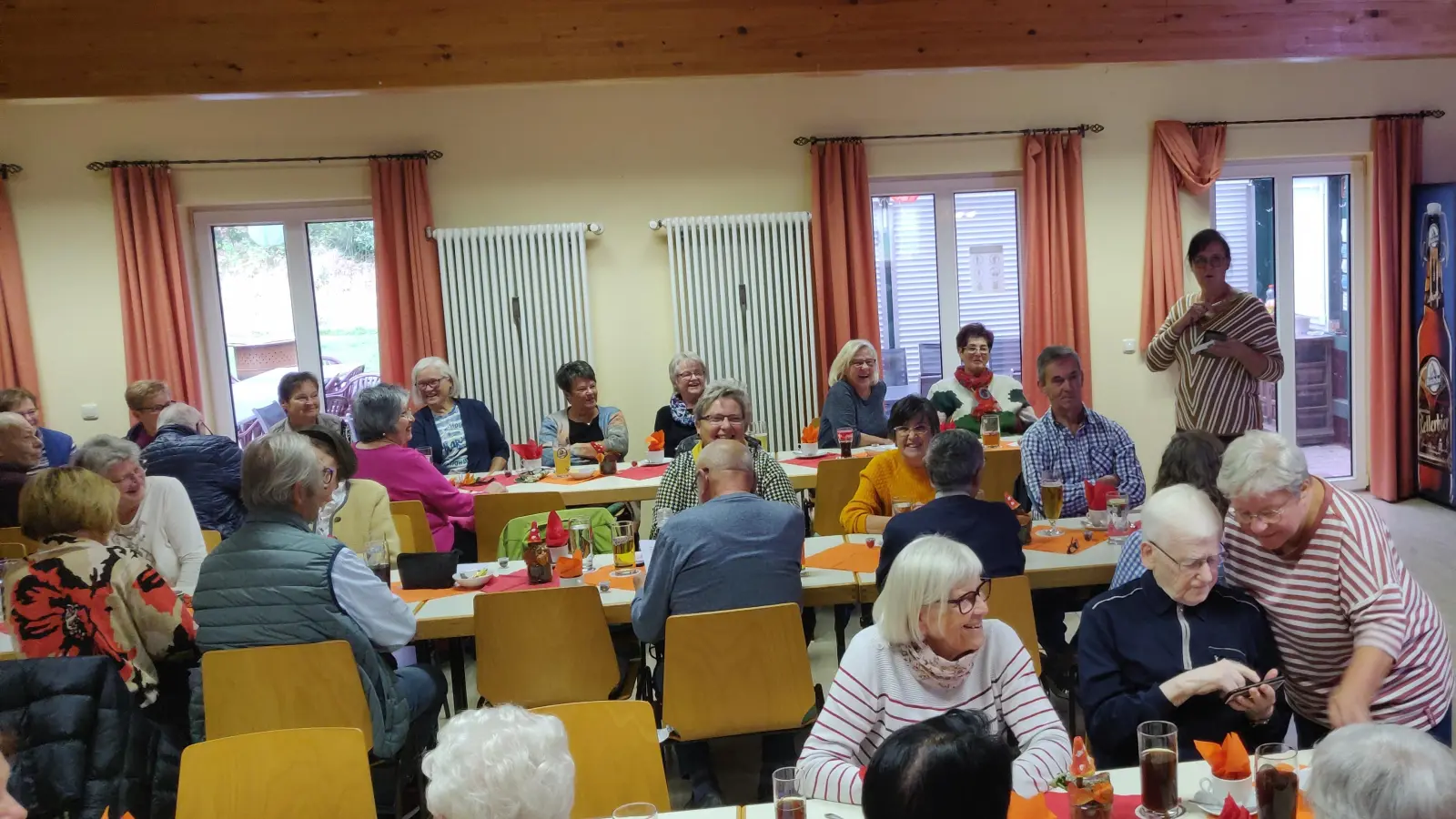 Die Seniorenbeauftragte der Gemeinde, Ramona Zeitler, stehend bei der Begrüßung. (Bild: Markus Renner)