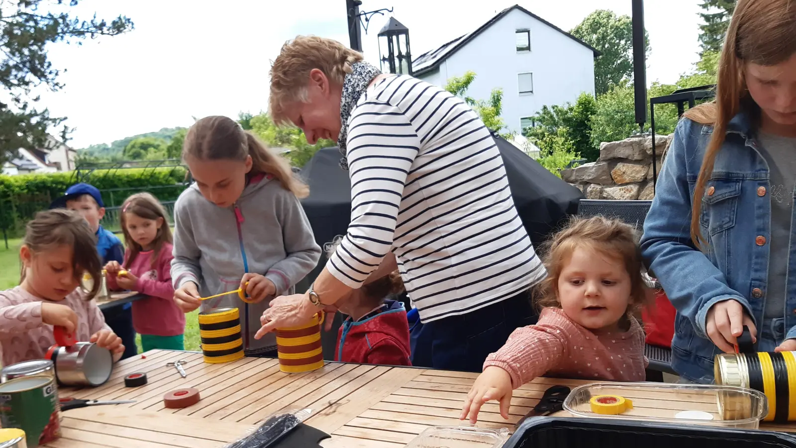 Das Basteln beim OGV Ammersricht machte den Kindern viel Spaß. (Bild: Cornelia Schanderl/exb)