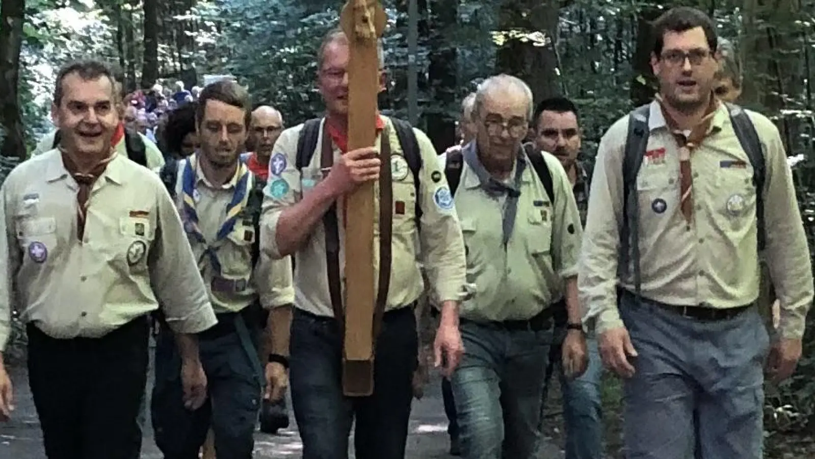 Schnaittenbacher Fußwallfahrer ziehen zum Mariahilfberg in Amberg. (Bild: Martin Bergmann)