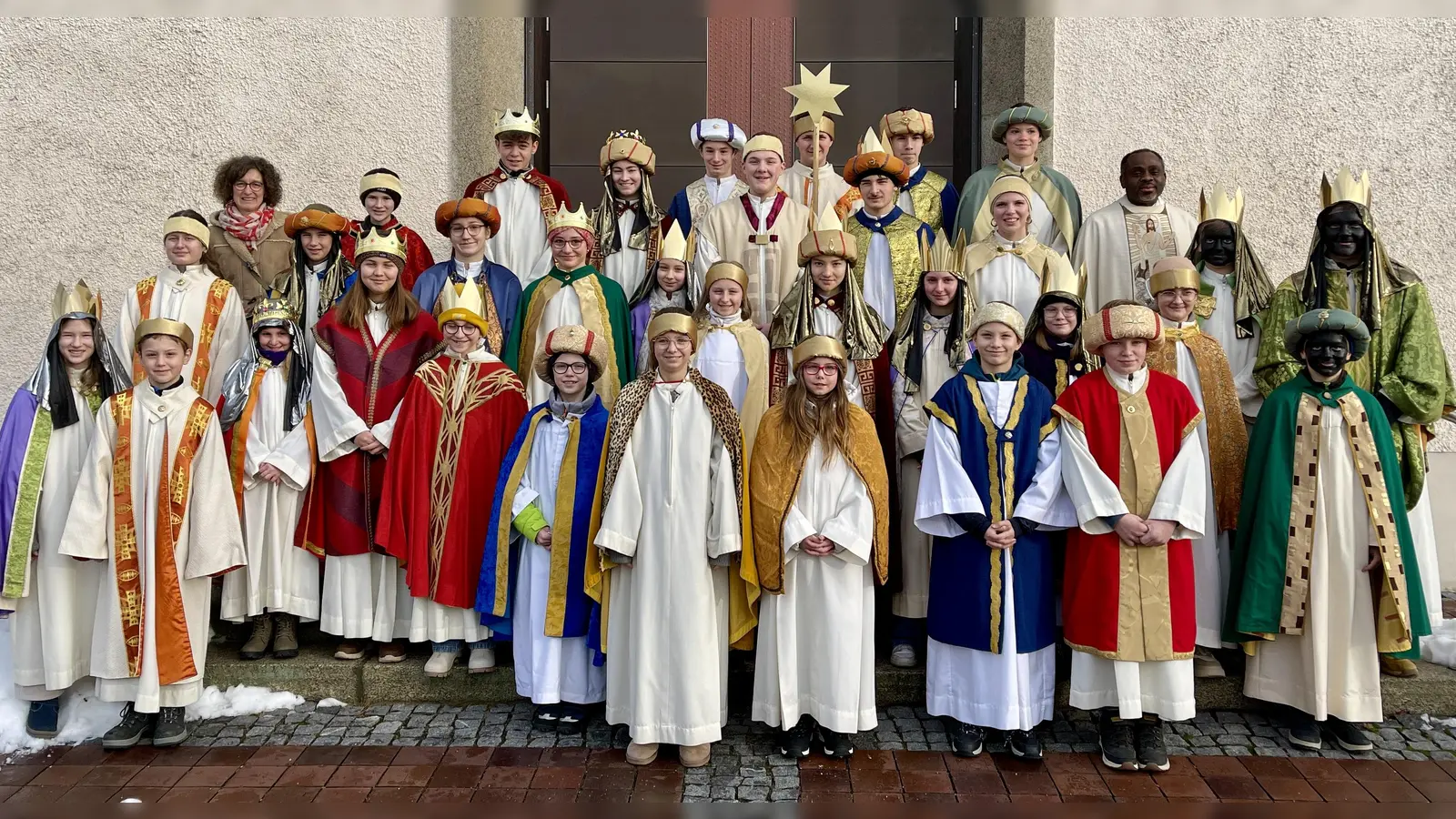 Nach dem Segen zogen die Sternsinger in acht Gruppen von Haus zu Haus und sammelten Spenden für Kinder in armen Ländern. (Bild: Stefan Wittmann )