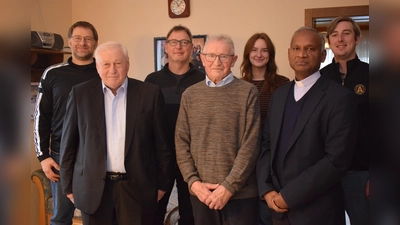 Im Kreise einer großen Gratulantenschar feierte Wolfgang Blödt sen. (Mitte) aus Trichenricht seinen 85. Geburtstag. Zu den Gratulanten gehörten Gemeinderat Johann Kiendl (links), Bürgermeister Johann Wilhelm (Zweiter von links), Pfarrer Johnson Varakaparambil (Zweiter von rechts),Sohn Anton (Dritter von links) und die beiden Enkelkinder aus Amerika. (Bild: bnr)