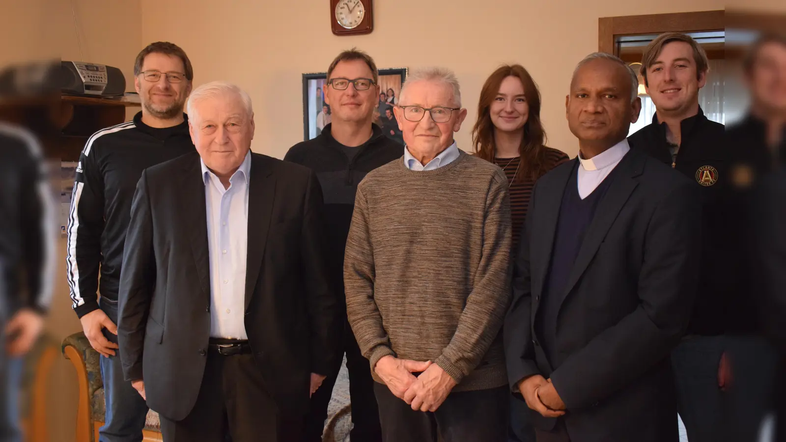 Im Kreise einer großen Gratulantenschar feierte Wolfgang Blödt sen. (Mitte) aus Trichenricht seinen 85. Geburtstag. Zu den Gratulanten gehörten Gemeinderat Johann Kiendl (links), Bürgermeister Johann Wilhelm (Zweiter von links), Pfarrer Johnson Varakaparambil (Zweiter von rechts),Sohn Anton (Dritter von links) und die beiden Enkelkinder aus Amerika. (Bild: bnr)