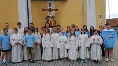 <br>Die Moosbacher Ministranten wurden mit neuen 16 neuen Gewändern vom Frauenbund und blauen T-Shirts von einem weiteren Spender ausgestattet.<br> (Bild: Peter Garreiss)