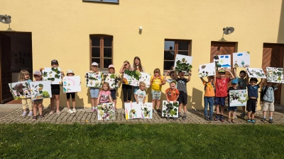 Die Kinder mit ihren Kunstwerken. (Bild: Patrick Schön)