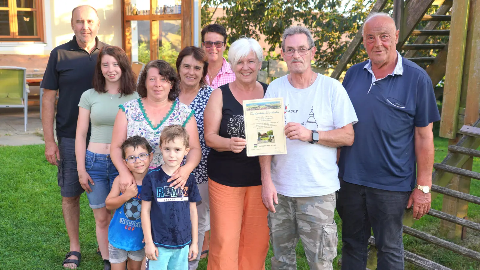 Zweiter Bürgermeister Roman Bauer (links) und Petra Reil (hinten Mitte) ehren im Beisein der Familie Beimler Evi Pankotsch (Dritte von rechts) und Norbert Wachsmuth (Zweiter von rechts) für über 35 Urlaubsaufenthalte in der „wunderschönen Marktgemeinde Waldthurn“.<br> (Bild: Franz Völkl )