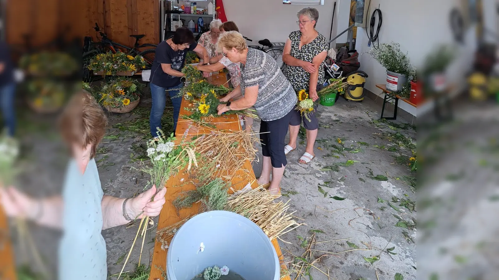 Viele fleißige Hände beim Kräuterbuschen-Binden in Feilersdorf  (Bild: Carmen Pepiuk )