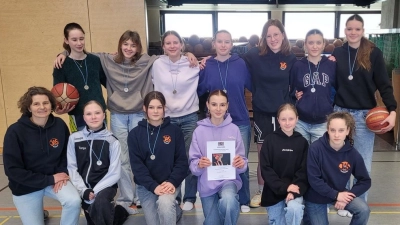 Die Vizemeistermannschaft:<br>h. v. l.: Verena Ram, Jamila Ederer, Eva Meller, Johanna Herrmann, Romina Ram, Lena Wiesgickl, Annika Aumeier<br>v. v. l.: Trainerin Barbara Meier, Theresa Söllner, Milena Gradl, Louisa Museta, Anna Bauer, Raffaella Vanino<br>Es fehlt: Veronika Schwaiger (Bild: Stefan Tröger)