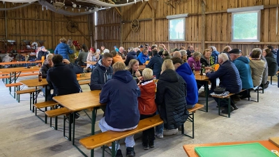 Einkehr der Gartler in einer Halle am Ortsrand. (Bild: Nadine Meier)