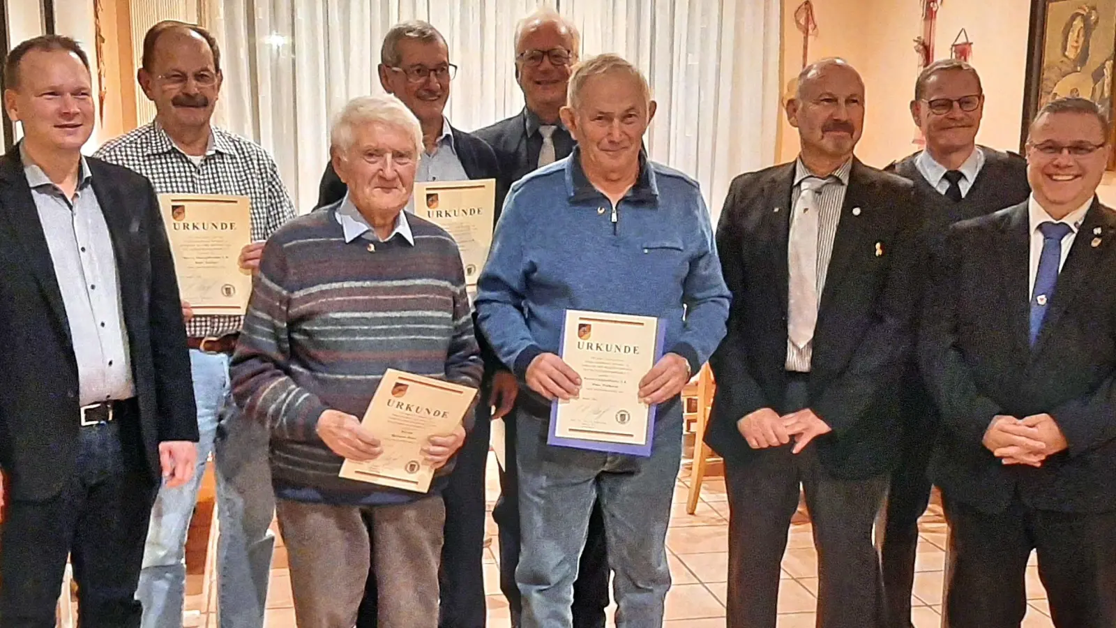 Hartmut Schütze, Reinhold Bauer, Manfred Zettl (von rechts) und Bürgermeister Christian Porsch dankten Hans Zettner, Helmut Raps, Alois Emerig, Gernot Hammon und Hans Walberer (von links) für ihre Treue zur Kameradschaft. (Bild: whü)