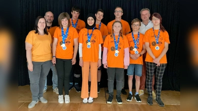 Das Team für die Deutschen Meisterschaften in Berlin mit den Betreuern Susanne Ellert, Florian Seidl (von links), Schulleiter Klaus Jahn und Geschäftsführer Berthold Kellner (hinten, rechts). 	  (Bild: Lebenshilfe/exb)