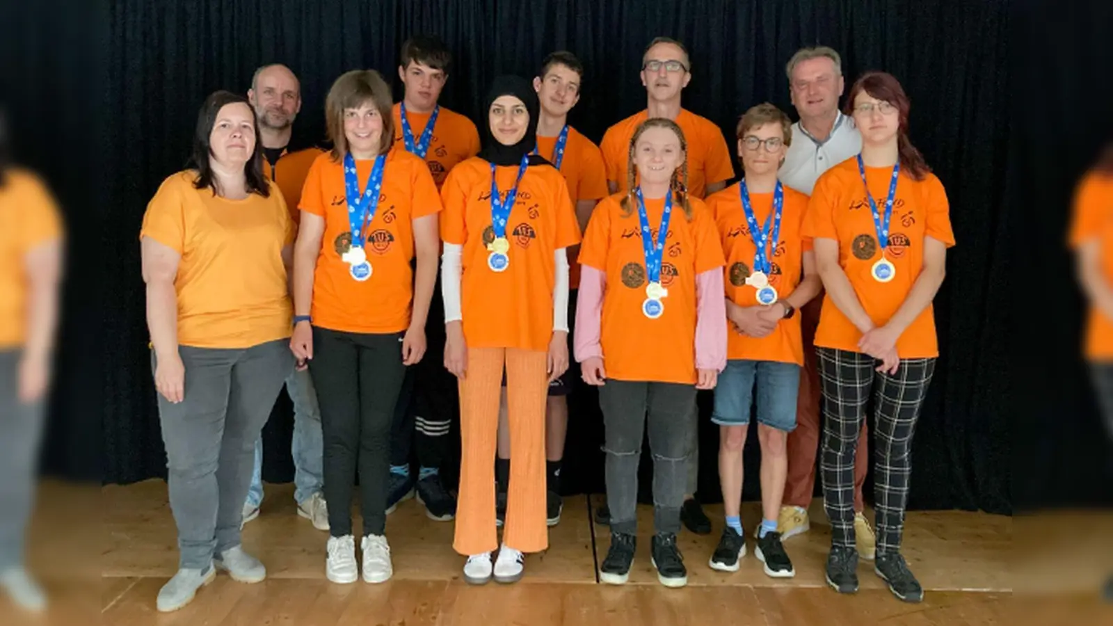 Das Team für die Deutschen Meisterschaften in Berlin mit den Betreuern Susanne Ellert, Florian Seidl (von links), Schulleiter Klaus Jahn und Geschäftsführer Berthold Kellner (hinten, rechts). 	  (Bild: Lebenshilfe/exb)