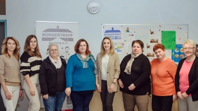 Beim Bürgertreff gab es Neuwahlen (von links): Irina Klochkova (Beisitzerin), Kateryna Rudova (Zweite Vorsitzende), Birgit Hardy (Revisorin), Erika Dechant (Schriftführerin), Elisabeth Triller (Vorsitzende), Christina Brunner (Kassiererin), Erna Horn (Revisorin) und Margot Huber (Beisitzerin). (Bild: Mariana Honcharenko/exb)