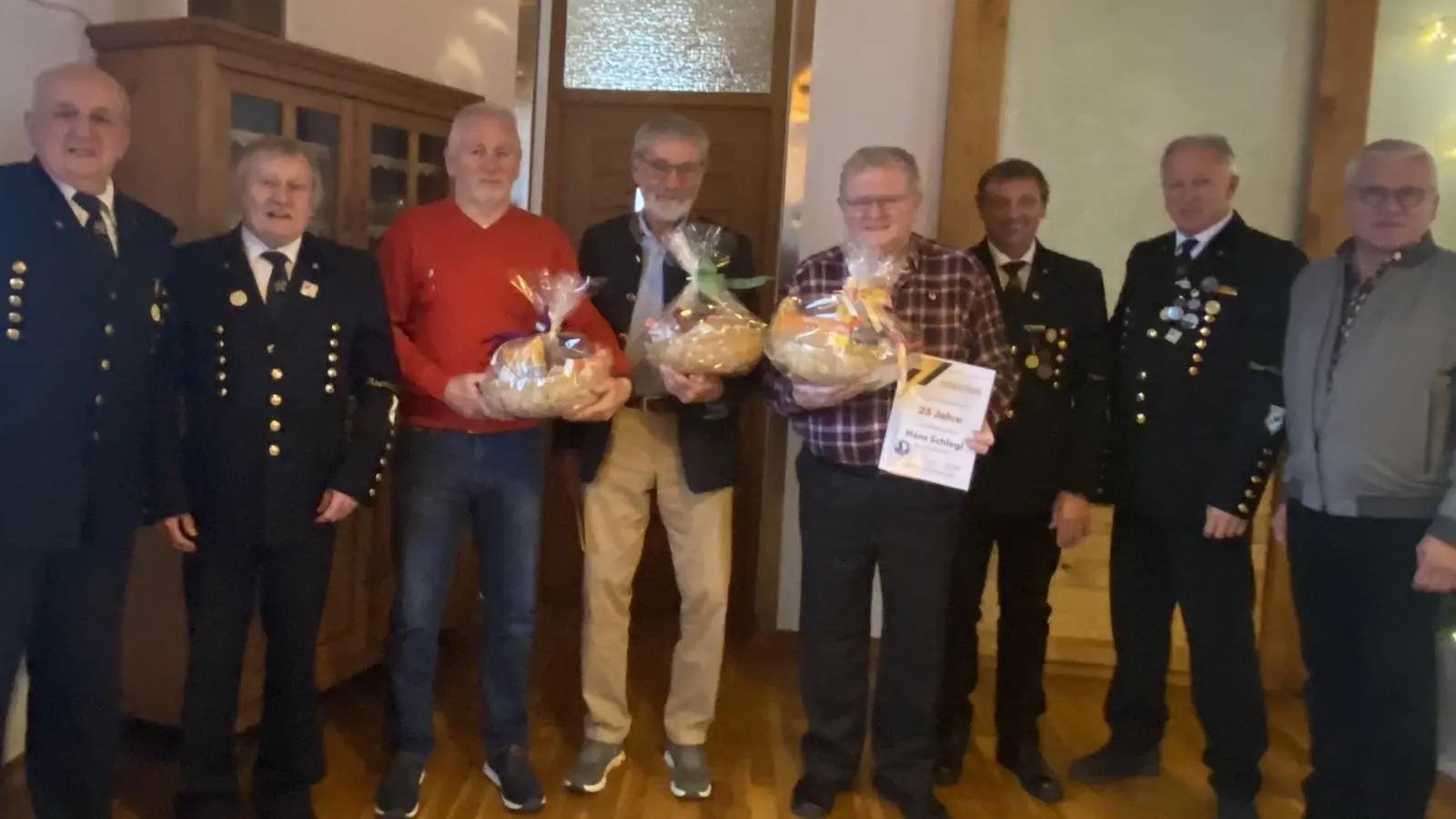 Zur Ehrung versammelt sind die Vorsitzenden Andreas Wilhelm und Herbert Karl, die Jubilare Hans Bauer, Dieter Möller und Hans Schlegl, die Verwaltungsmitglieder Gerhard Kroher und Reinhold Kirsch sowie 2. Bürgermeister Norbert Gradl. (Bild: Barbara Magerl/exb)