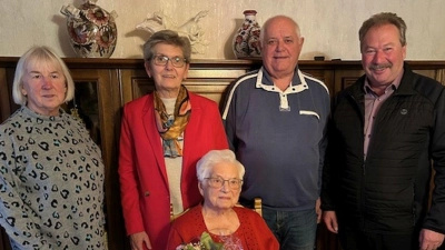 Sitzend: Marlene Arnold , hinten von links: Angelika Müller, Claudia Betzl, Franz Arnold und Johann Brandl. (Bild: Johann Brandl)