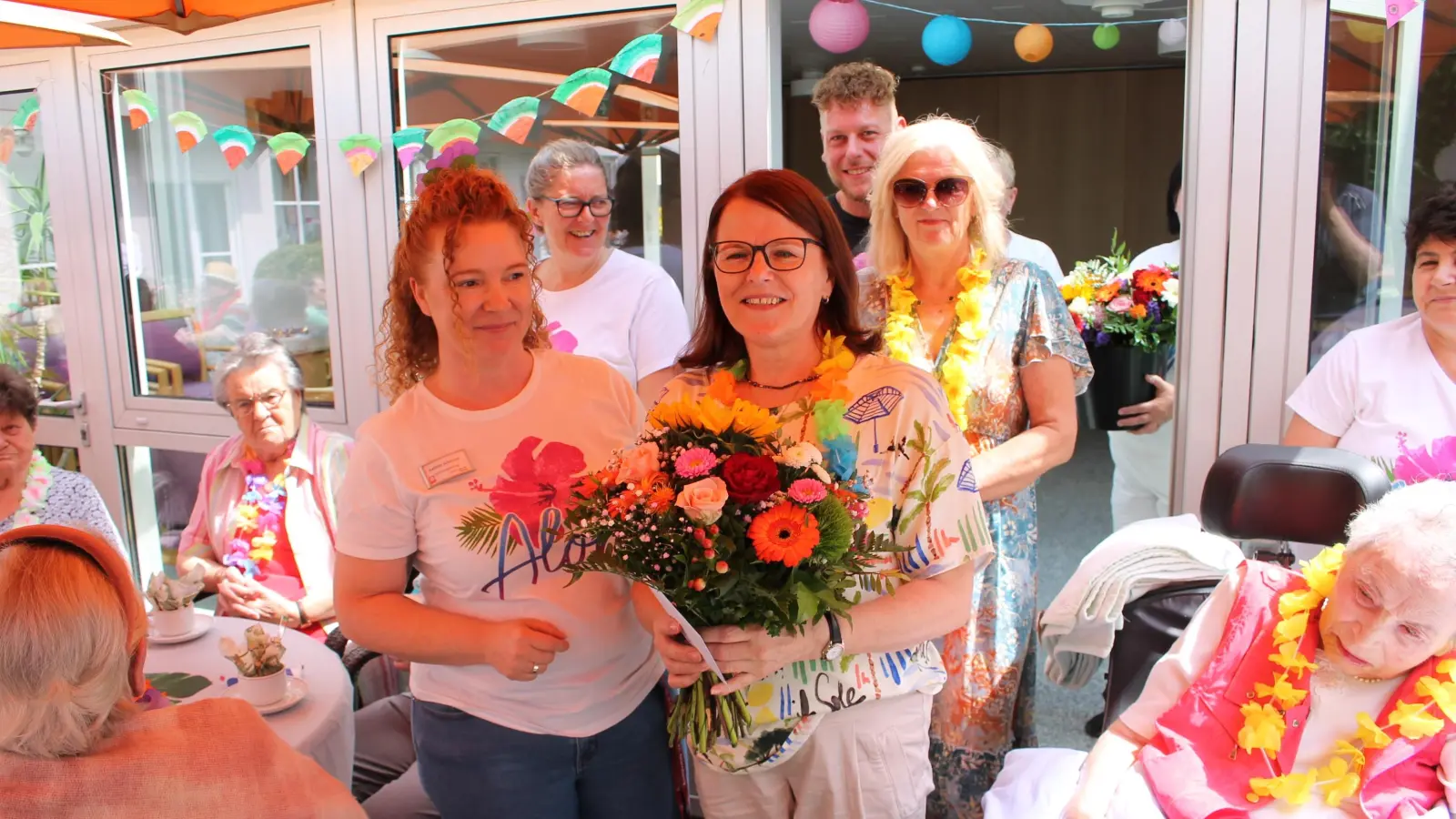 In den Ruhestand verabschiedete die neue Heimleiterin Kathrin Schürner Angelika Bösl (beide stehend im Vordergrund), Glückwünsche empfing Brigitte Fritsch (rechts hinter Angelika Bösl) für 20 Jahre Dienst. Neuer Pflegedienstleiter ist Thomas Bendl-Meinhardt (stehend, ganz hinten). (Bild: Bernhard Piegsa)