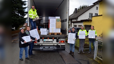 Die Weihnachtstrucker freuen sich über viele Päckchen (Bild: Siegfried Zeug/exb)