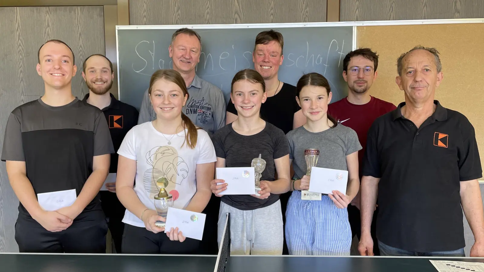 Auf dem Bild sind die Sieger der Meisterschaft zu sehen. vorne von links: Sieger Daniel Herrmann, 2. Platz Maria Spörl, 3. Platz Vreni Schreiber, Siegerin Anna-Lena Böhm und Vorstand Hans Herrmann; hinten von links: 2. Platz David Herrmann, Turnierleiter Karl-Heinz Petschler, Gemeindereferent Christian Glaser (5. Platz) und der Drittplatzierte Johannes Herrmann (Bild: Marianne Hanamann)