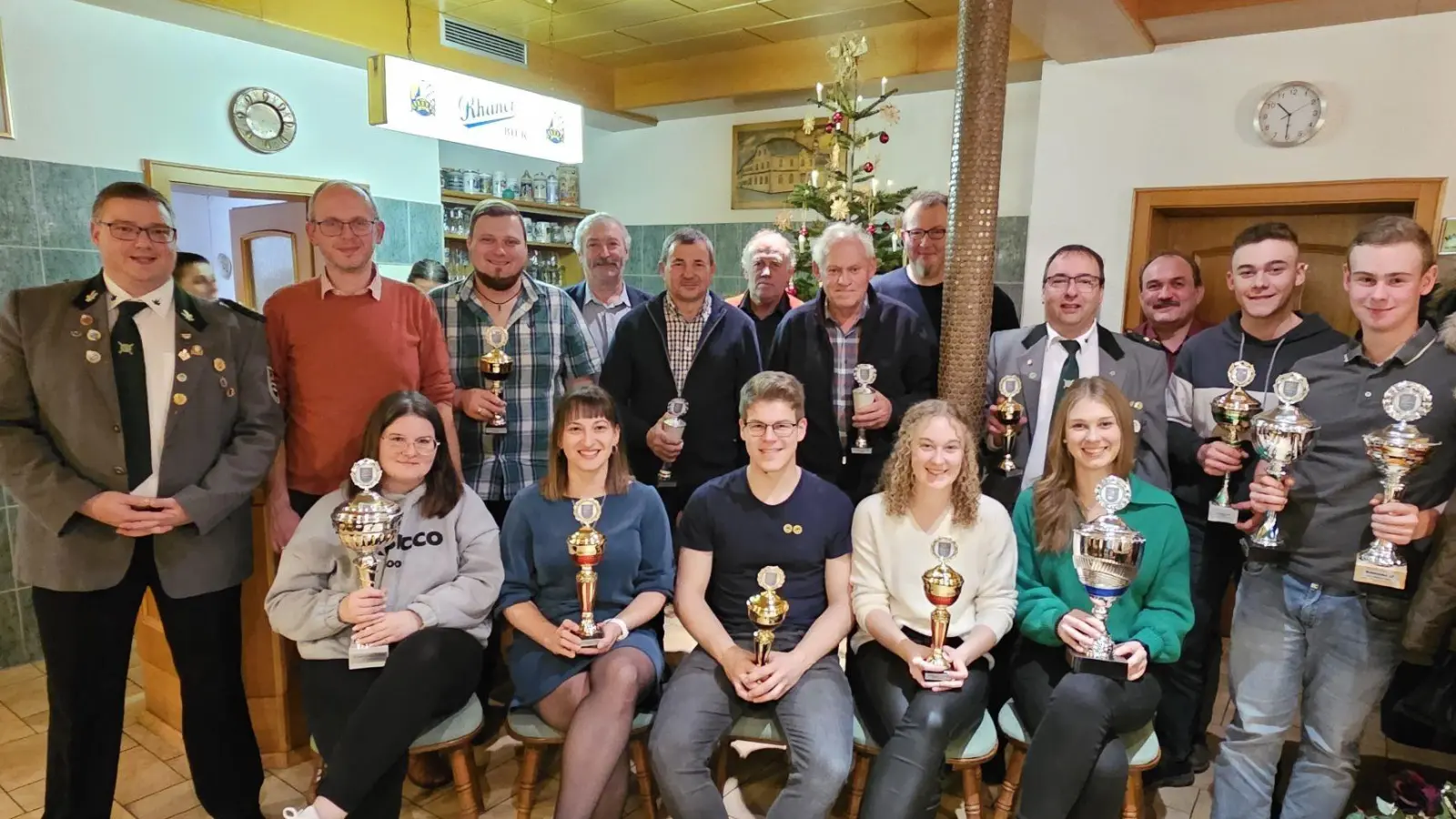 Die zahlreichen Pokal- und Sachpreisgewinner des Stroh- und Preisschießens mit 2. Schützenmeister Dominik Brenner (li) und den Spendern. (Bild: Karl Ziegler)