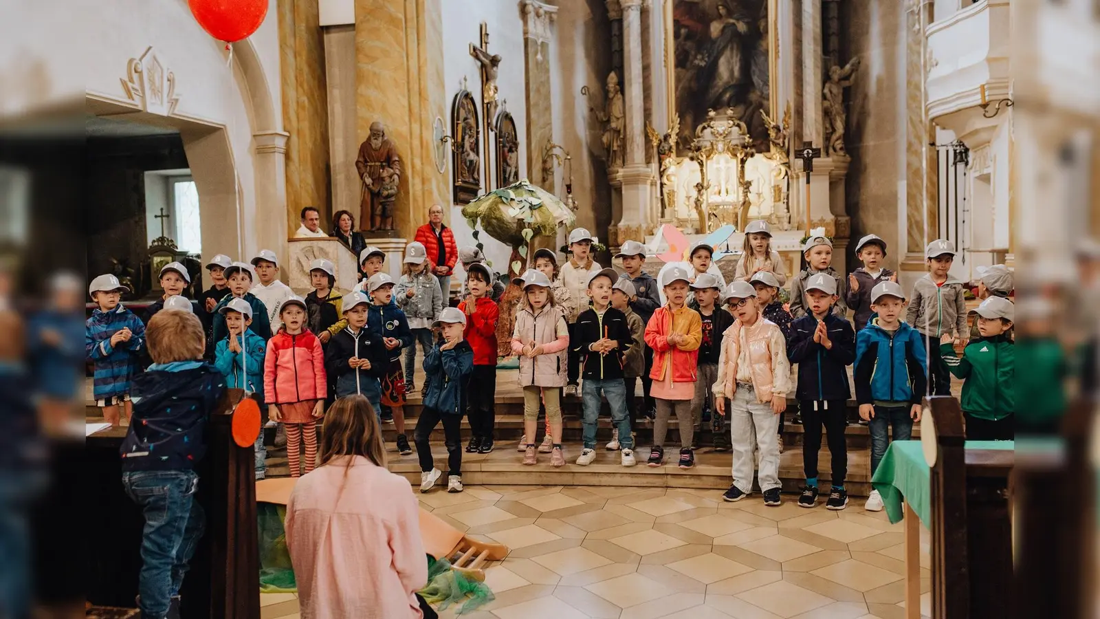 Alle Vorschulkinder singen Ade du schöne Kindergartenzeit (Bild: Maike Beimler)