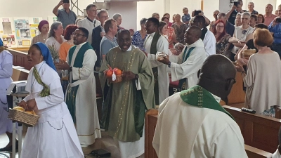 Die Gabenbereitung beim Afrika-Fest in Schwarzenfeld. (Bild: Josef Maier)