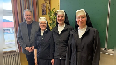 Landrat Richard Reisinger bedankte sich bei Sr. M. Lioba Endres und gratulierte ihrer Nachfolgerin Sr. M. Ancilla Pitroff zur Bestellung (von links). Ganz rechts: Provinzoberin Sr. M. Theresia Hauthaler. (Bild: Alexander Böck)