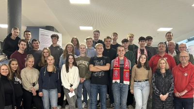 Die Klasse 10 d der Naabtal-Realschule in Nabburg holt die Wanderausstellung „Verehrt-Verfolgt-Vergessen” des FC Bayern München an ihre Schule. (Bild: Naabtal Realschule/exb)