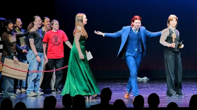 So ist Shui Ta (im blauen Anzug) erfolgreich: dynamisch, laut und rücksichtslos - das glatte Gegenteil des eigentlichen Charakters von Shen Te. Die MRG-Theatergruppe der Mittelstufe machte bei der Auftaktveranstaltung im Februar auf ihre Aufführung neugierig. (Bild: Peter Ringeisen)