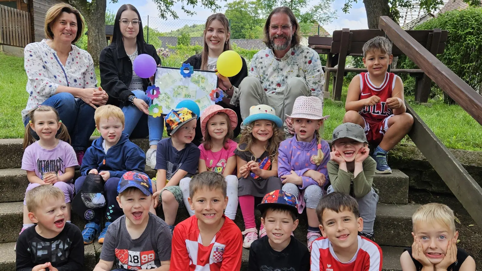 Über die Spende der Freien Wähler freuten sich die Kinder des Kindergartens in Königstein sowie (hinten von links Freie-Wähler-Vorsitzende Doris Lehnerer, Kinderpflegerin Selina Wilhelm, Erzieherin Tina Gottschalk und Marco Brunner, Schriftführer der Freien Wähler.  (Bild: Doris Lehnerer/exb)