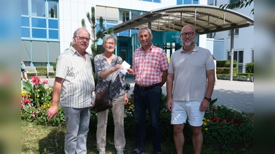 Von links Eduard Nindl, Monika Nindl, Kassier Oskar Schmidt, Andreas Kiener. (Bild: Verena Uschold, Klinikum St. Marien Amberg )