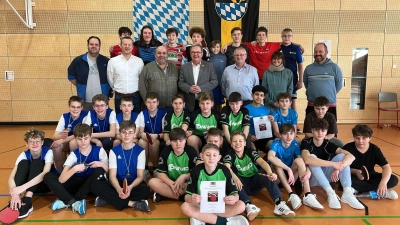 Nach dreistündigem Wettstreit an den grünen Platten wurden die toll spielenden Schüler Nordbayerns noch gewürdigt durch Rektor Udo Leitz (3.v.r.), Bgm. Martin Preuss (4.v.r.), Organisator Thomas Gebele (5.v.r.) und Bezirksschulobmann Tischtennis Dr. Alois Spitzer (6.v.r.): hinten stehend Montessori-Schule Nünberg (Platz 1), vorne sitzend v.l. Mittelschule Münnerstadt (2.), Dreifaltigkeits-MS Amberg.<br>(3. grün) und MS Strullendorf (4.)<br> (Bild: Thomas Gebele)