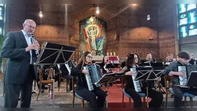 Georg Obermaier (Klarinette) und das Akkordeonorchester mit Caccinis „Ave Maria“. (Bild: Laura Demjan)