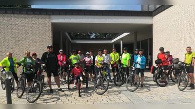 Die Wallfahrer- Gruppe nach dem Gottesdienst, an der Kirche in Waldershof<br> (Bild: Adelheid Menges)