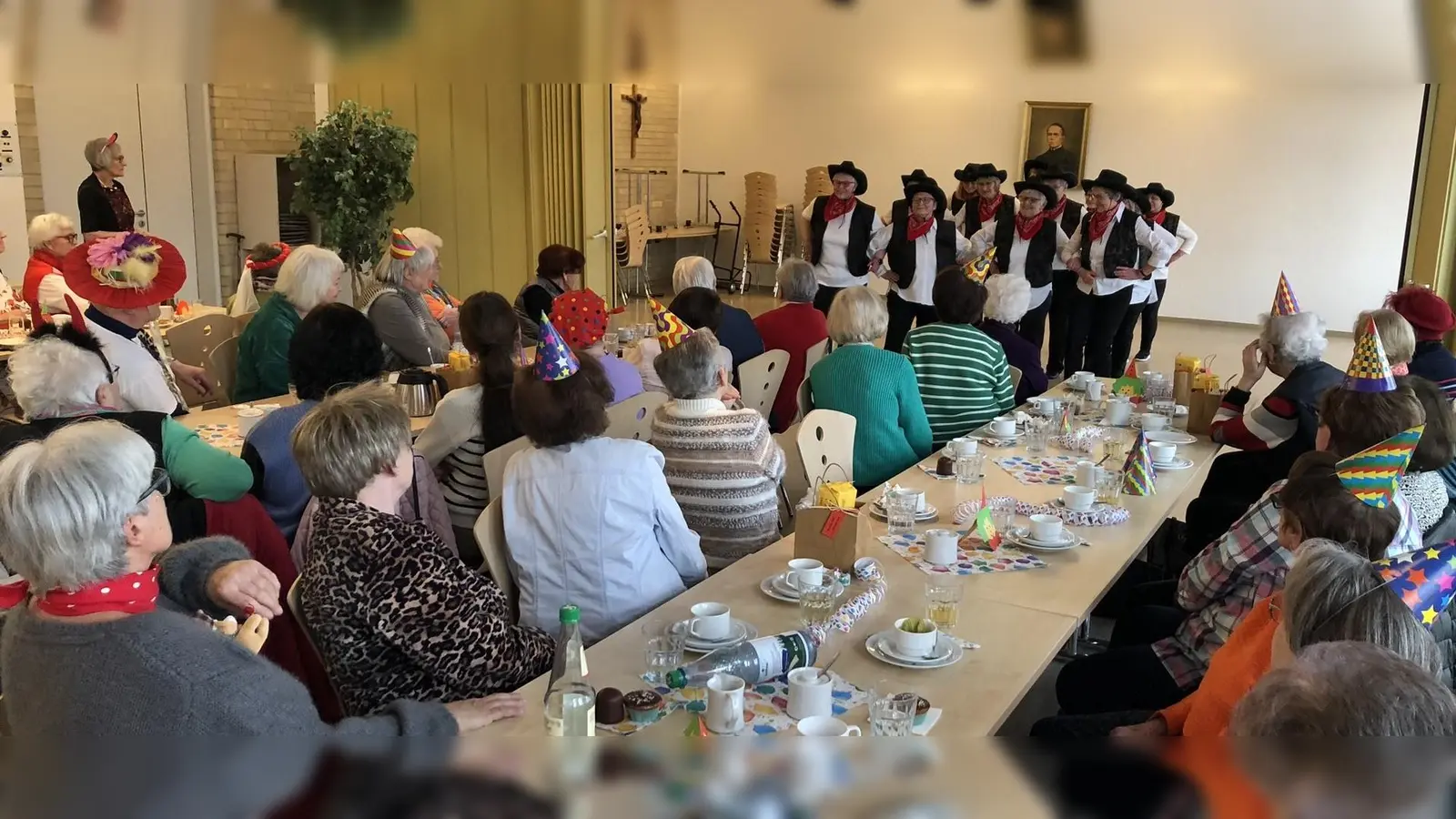 Faschingsfeier mit Tanzgruppe der DJK Neustadt (Bild: Elisabeth Eiszrich)