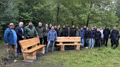 Das Bild zeigt von links nach rechts: Klaus Herbst, Leiter der Stadtgärtnerei Sulzbach-Rosenberg; OStD Ulrich Zänker, Schulleiter des HCA-Gymnasiums; Stefan Frank, Bürgermeister der Stadt Sulzbach-Rosenberg; Philipp Bahnmüller, Betreibsleiter des Forstbetriebs Schnaittenbach der Bayerischen Staatsforsten, Charlotte Hornung, Revierförsterin; StD Roland Merkl, Leiter des P-Seminars Biologie und die Schülerinnen und Schüler des P-Seminars Biologie. (Bild: Charlotte Hornung)