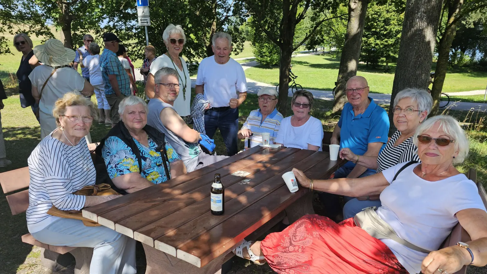 Kaffeepause vor der Brombachsee-Rundfahrt (Bild: Peter Ertl)