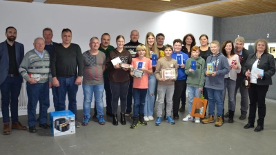 Die Sieger des Nikolaus-, Pokal- und Vereinsschießens 2023 mit Schützenmeisterin Jutta Fuchs (rechts) und Sportleiterin Theresa Guttenberger (Fünfte von rechts). Allen Teilnehmern und Siegern gratuliert auch Bürgermeister Armin Bulenda (links).<br> (Bild: gi)