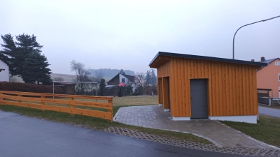 Mit Recht stolz sind die Feilersdorfer auf ihren neu ausgestatteten Spielplatz. Auch beim Bau des Geräteschuppens für die Feuerwehr legte das ganze Dorf mit Hand an. (Bild: bjp)