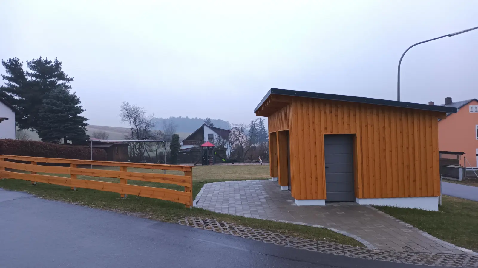 Mit Recht stolz sind die Feilersdorfer auf ihren neu ausgestatteten Spielplatz. Auch beim Bau des Geräteschuppens für die Feuerwehr legte das ganze Dorf mit Hand an. (Bild: bjp)