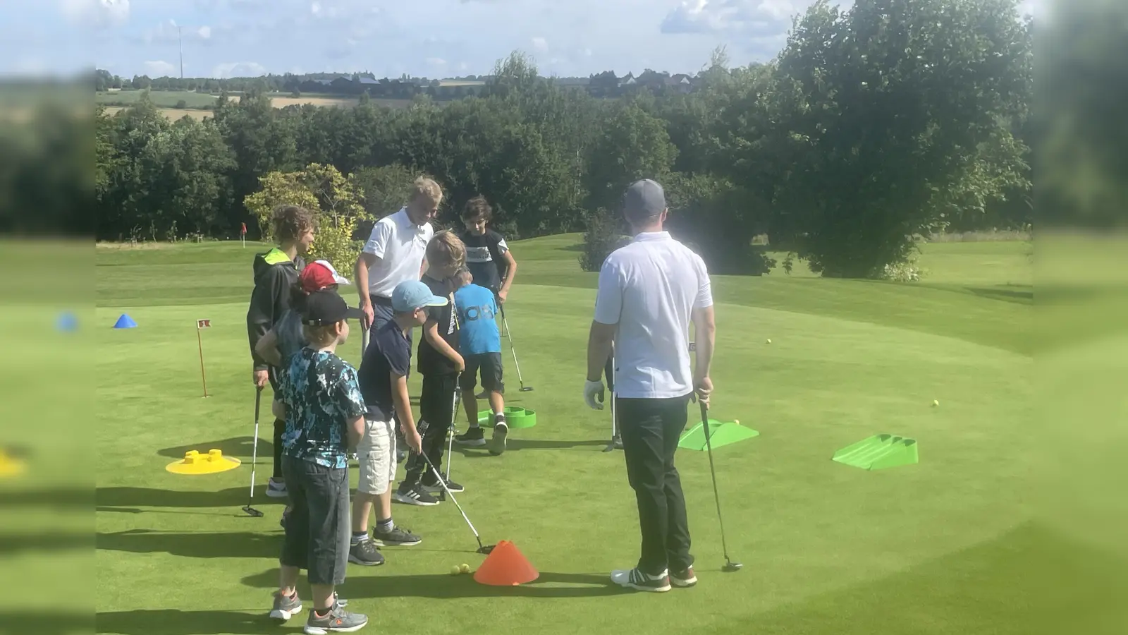 Begeisterte Kinder erleben den Golfsport beim Schnuppergolf-Event im Golfclub Stiftland.  (Bild: Monika Arbter-Hubrich)