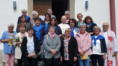 Bei der Ehrung des Frauenbunds Mähring waren dabei: (von links, vordere Reihe) Gertrud Völkl, Rosa Schöner, Resi Beer, Maria Beer, Gerlinde Grillmeier, Roswitha Riedl, Erna Weis, Pfarrer Anton Witt; (mittlere Reihe, von links) Angela Kaiser, Annemarie Müller, Marianne Schicker, Elisabeth Mayer, Pfarrer Armin Maierhofer, Monika Sommer und Olga Luft; (hinten, von links) Brigitte Hoffmann, Inge Weber, Jutta Langner, Monika Müller und Christa Kilian. (Bild: Frauenbund Mähring/exb)