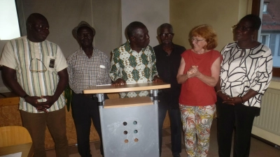 Von links: Etienne Manga, Bernard Diatt,a Pascal Mang,a Roger Diatta, Dolmetscherin Anneliese Brock, Marie-Louise Diatta (Bild: Adolf Mandl)