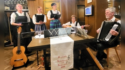 Für die musikalische Umrahmung sorgen die „Birgländer Stubenmusik &amp; Birgländer Sängerinnen“ unter der Leitung von Herbert Brzoza. (Bild: Walter Heldrich)