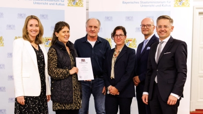 Auf dem Bild von links nach rechts: Kultusministerin Anna Stolz, Studienrätin Yasmin Kellner-Hartwig, Sonderschulkonrektor Helmut Thanner, Regierungsdirektorin Christina Bergmann, Regierungsdirektor Thomas Unger, Tobias Reiß Vizepräsident des bayerischen Landtags, Arbeitskreis Bildung und Kultus. (Bild: Matthias Balk)