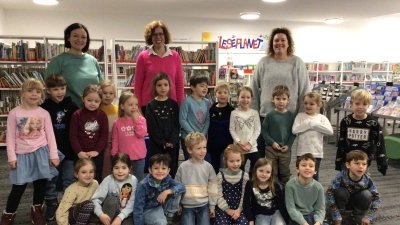 Die Vorschulkinder des Kindergartens St. Walburga mit den Erzieherinnen und Frau Gauder von der Stadtbibliothek  (Bild: Angela Ram)