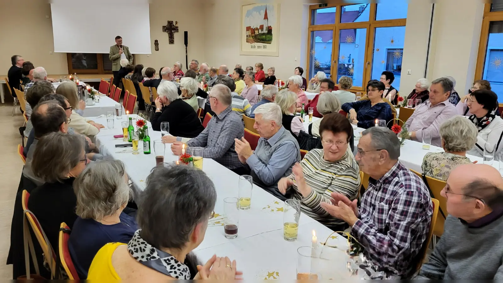 Alljährlich laden die politische Gemeinde und die Pfarrgemeinde Stulln zum Seniorennachmittag ins Pfarrheim ein. Auch heuer übt die Veranstaltung eine starke Anziehungskraft aus.  (Bild: H. Kramer/exb)