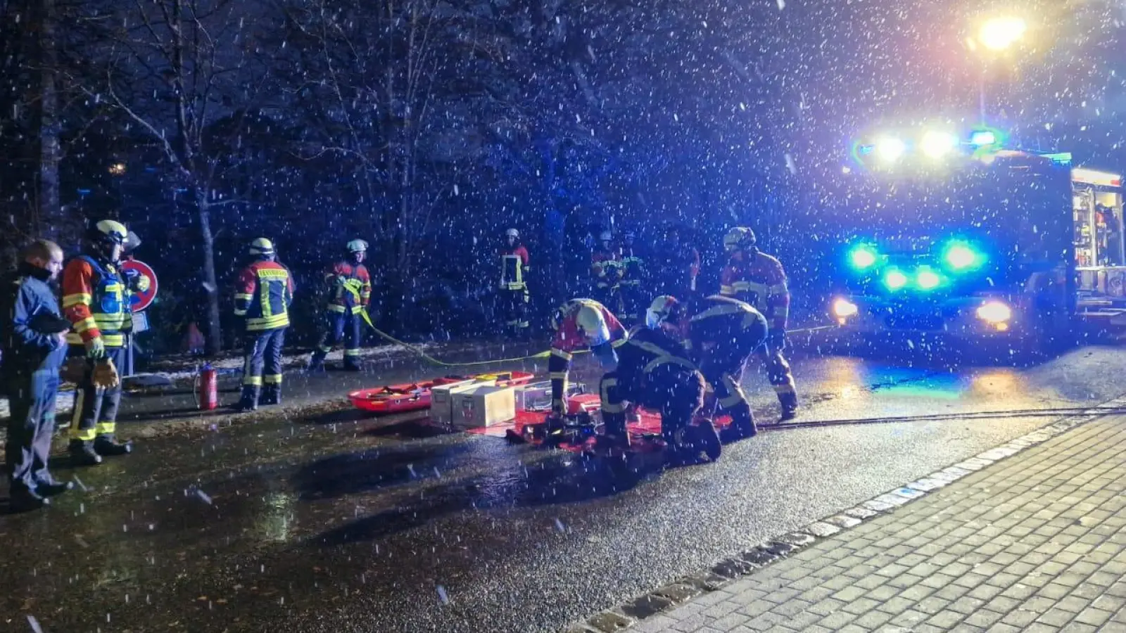 Trotz widriger Bedingungen legen die Feuerwehrleute aus Schlicht bei der Prüfung eine einwandfreie Leistung hin. (Bild: lei)